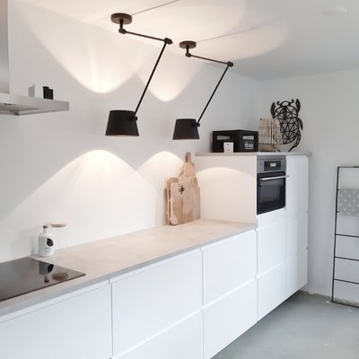 Zwarte scharnier hanglampen voor de keuken | Licht