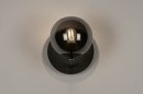 Foto 13257-3: Moderne, sfeervolle wandlamp voorzien van een rookglazen bol. 