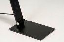 Foto 13529-7: Strakke tafellamp in mat zwarte kleur voorzien van vier instelbare lichttinten. 