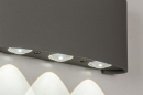 Foto 13813-4: Moderne buitenlamp / badkamerlamp in betongrijze kleur voorzien van IP54 waarde en zes led lichtpunten welke zijn ingebouwd.