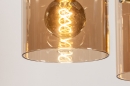 Foto 13875-10: Mooie hanglamp met drie amberkleurige glazen aan een koperkleurige plafondbalk, geschikt voor led.