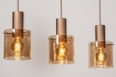 Foto 13875-3: Mooie hanglamp met drie amberkleurige glazen aan een koperkleurige plafondbalk, geschikt voor led.