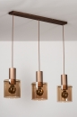 Foto 13875-7: Mooie hanglamp met drie amberkleurige glazen aan een koperkleurige plafondbalk, geschikt voor led.
