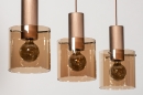 Foto 13875-8: Mooie hanglamp met drie amberkleurige glazen aan een koperkleurige plafondbalk, geschikt voor led.