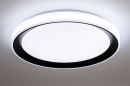 Foto 14071-3: Grote, ronde plafondlamp voorzien van dimbare RGB led verlichting in verschillende kleuren.
