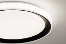 Foto 14071-8: Grote, ronde plafondlamp voorzien van dimbare RGB led verlichting in verschillende kleuren.