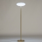 Foto 15168-3: Slimme vloerlamp in messing met witte kap van glas, wordt geleverd met afstandsbediening