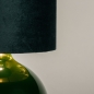 Foto 15341-7: Grüne Tischlampe mit Kugel als Sockel und grünem Samtschirm mit goldener Innenseite