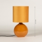 Foto 15343-1: Klassieke tafellamp met bol als voet en hoge velvet kap in okergeel met goud