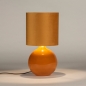 Foto 15343-2: Klassieke tafellamp met bol als voet en hoge velvet kap in okergeel met goud