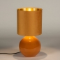 Foto 15343-3: Klassieke tafellamp met bol als voet en hoge velvet kap in okergeel met goud
