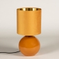 Foto 15343-4: Klassieke tafellamp met bol als voet en hoge velvet kap in okergeel met goud