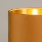 Foto 15343-5: Klassieke tafellamp met bol als voet en hoge velvet kap in okergeel met goud