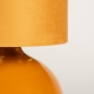 Foto 15343-8: Klassieke tafellamp met bol als voet en hoge velvet kap in okergeel met goud
