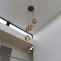 Foto 15379-9: Vide hanglamp met zeven glazen bollen met organische vormen in goud, koper en chroom