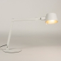 Foto 15423-3 schuinaanzicht: Witte bureaulamp met schakelaar op armatuur en verstelbare knikarm