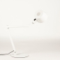 Foto 15423-5 schuinaanzicht: Witte bureaulamp met schakelaar op armatuur en verstelbare knikarm