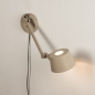 Foto 15435-3 schuinaanzicht: Beige wandlamp met knikarm met snoer en stekker 