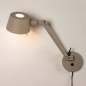 Foto 15435-4 vooraanzicht: Beige wandlamp met knikarm met snoer en stekker 