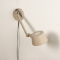 Foto 15435-6 schuinaanzicht: Beige wandlamp met knikarm met snoer en stekker 