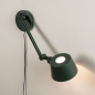 Foto 15436-3 schuinaanzicht: Verstelbare wandlamp in het groen met snoer en stekker