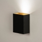 Foto 15451-4 schuinaanzicht: Rechthoekige wandlamp van metaal in zwart met goud, schijnt alleen naar beneden