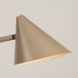 Foto 15526-9: Beigefarbene Metalltischlampe mit Designerschirm und Schalter an der Armatur