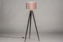 Foto 30960-2 vooraanzicht: Sfeervolle vloerlamp / Tripod lamp in een trendy kleurencombinatie; mat zwart - roze / koper, geschikt voor led verlichting.