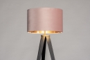 Foto 30960-4 vooraanzicht: Sfeervolle vloerlamp / Tripod lamp in een trendy kleurencombinatie; mat zwart - roze / koper, geschikt voor led verlichting.