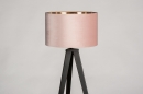 Foto 30960-6 vooraanzicht: Sfeervolle vloerlamp / Tripod lamp in een trendy kleurencombinatie; mat zwart - roze / koper, geschikt voor led verlichting.