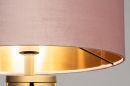 Foto 30960-7 detailfoto: Sfeervolle vloerlamp / Tripod lamp in een trendy kleurencombinatie; mat zwart - roze / koper, geschikt voor led verlichting.