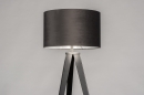 Foto 30961-5 vooraanzicht: Zwarte driepoot vloerlamp met grijze lampenkap van fluweel met zilverkleurige binnenkant