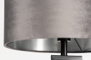 Foto 30961-8 detailfoto: Zwarte driepoot vloerlamp met grijze lampenkap van fluweel met zilverkleurige binnenkant