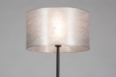 Foto 30971-1 detailfoto: Sfeervolle vloerlamp voorzien van een zilverkleurige kap, geschikt voor led verlichting. 