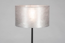 Foto 30971-2 detailfoto: Sfeervolle vloerlamp voorzien van een zilverkleurige kap, geschikt voor led verlichting. 