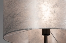 Foto 30971-5 detailfoto: Sfeervolle vloerlamp voorzien van een zilverkleurige kap, geschikt voor led verlichting. 