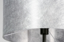 Foto 30971-6 detailfoto: Sfeervolle vloerlamp voorzien van een zilverkleurige kap, geschikt voor led verlichting. 