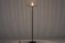 Foto 30983-3 vooraanzicht: Sfeervolle vloerlamp gemaakt van metaal en gietijzer en uitgevoerd in een matte, zwarte kleur, geschikt voor led verlichting.
