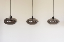 Foto 31008-13 detailfoto: Retro hanglamp voorzien van drie glazen kappen in rookglas, geschikt voor vervangbaar led.