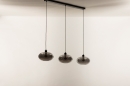 Foto 31008-6 schuinaanzicht: Retro hanglamp voorzien van drie glazen kappen in rookglas, geschikt voor vervangbaar led.