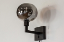 Foto 31034-1 maatindicatie: Zwarte wandlamp met bol van rookglas en schakelaar op wandplaat met snoer en stekker