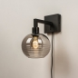 Foto 31034-11 schuinaanzicht: Zwarte wandlamp met bol van rookglas en schakelaar op wandplaat met snoer en stekker