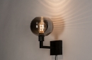 Foto 31034-3 schuinaanzicht: Zwarte wandlamp met bol van rookglas en schakelaar op wandplaat met snoer en stekker