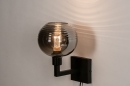 Foto 31034-4 schuinaanzicht: Zwarte wandlamp met bol van rookglas en schakelaar op wandplaat met snoer en stekker