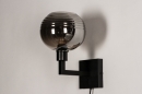 Foto 31034-5 schuinaanzicht: Zwarte wandlamp met bol van rookglas en schakelaar op wandplaat met snoer en stekker