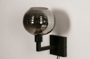 Foto 31034-6 schuinaanzicht: Zwarte wandlamp met bol van rookglas en schakelaar op wandplaat met snoer en stekker