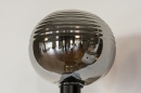 Foto 31034-8 detailfoto: Zwarte wandlamp met bol van rookglas en schakelaar op wandplaat met snoer en stekker