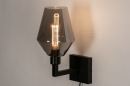 Foto 31035-3 schuinaanzicht: Moderne, mat zwarte wandlamp voorzien van een trendy rookglas in ronde vorm.