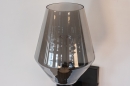 Foto 31035-8 detailfoto: Moderne, mat zwarte wandlamp voorzien van een trendy rookglas in ronde vorm.