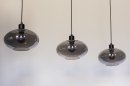 Foto 31041-13 schuinaanzicht: Retro hanglamp voorzien van drie glazen kappen in rookglas, geschikt voor vervangbaar led. 